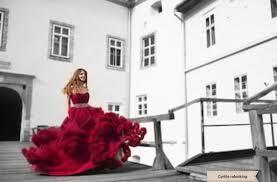 Le Showroom Cyrille Relooking Sur Gradignan Pres De Bordeaux Vous Propose Des Robes De Mariees A Par Robe De Mariee Robe De Soiree Longue Idees Vestimentaires