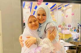 Siti nurhaliza, penyanyi kelahiran kuala lipis, pahang malaysia ini sedih saat sekolahnya, yakni sekolah menengah kebangsaan (smk) clifford terendam banjir hingga seatap bangunan. Siti Nurhaliza Bimbang Keadaan Banjir Di Pahang Doa Keselamatan Ibu Dan Ahli Keluarga Di Kampung Ramai Yang Masih Terkandas Dekat Bumbung Bumbung Rumah Hiburan Mstar