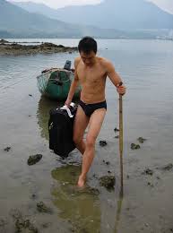 Kam with luggage: low tide