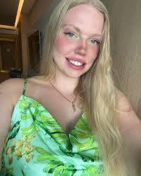 Melanie Barker's Instagram, Twitter & Facebook