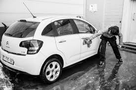 Le lavage de voiture doit être effectué régulièrement. Nettoyage A La Main Pneu Vanhamme