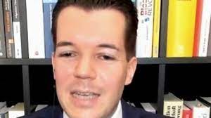 Schmitt sind die influencer symptomatische sozialfiguren unserer zeit. Kampf Um Aufmerksamkeit Wolfgang M Schmitt Seziert Im Sachbuch Influencer Mit Ole Nymoen Die Welt Der Schonen Werbekorper Kultur Rhein Zeitung