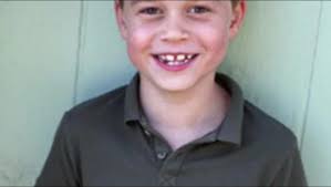 El príncipe George con una polo de Mango, en las fotografías oficiales de  su séptimo cumpleaños