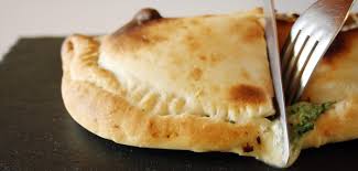 9) lightly dust the work surface and rolling pin with flour. Cena Vegetariana Veloce E Deliziosa Calzone Ripieno Ricotta E Spinaci