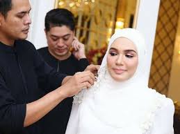 Beliau mula terlibat dalam dunia perniagaan sejak berumur tujuh tahun sewaktu tinggal bersama neneknya di. Sambut Majlis Akikah Tapi Penampilan Datin Shahida Macam Pengantin Pesona Pengantin