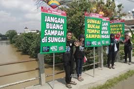 Bahkan ada yang mengharuskan sampah dimasukkan ke dalam kantong yang transparan. Pengelolaan Sampah Solo Ini Alasan Satpol Pp Solo Tak Tangani Maksimal Pembuang Sampah Di Sungai