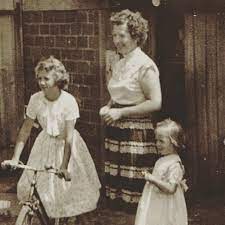 Marie-Madeleine Szkudlarek, nhũ danh Bzinkiewicz, bà nội yêu quý của tôi, bà nội người Ba Lan thân yêu của tôi, đã qua đời khi tôi đang đội tóc giả và hát trên TV; hôm nay bà sẽ rời đi