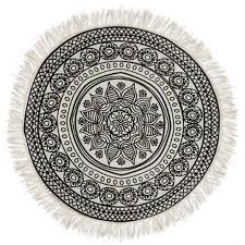 Pour accrocher à un mur et ainsi décorer une pièce de votre habitation, pour habiller votre canapé le dessin est en noir et blanc afin d'apporter à la fois une touche d'originalité et de sobriété. Tapis Rond A Motifs Mandala 90cm Noir Blanc