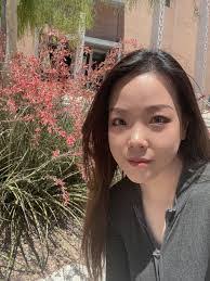 Kelli Carlson's Instagram, Twitter & Facebook