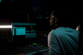Seorang produser film mengawasi dan menyalurkan sebuah proyek film kepada seluruh pihak terlibat sambil mempertahankan integritas, suara dan visi film tersebut. Definisi Modern Penguasaan Untuk Produser Home Studio Bagian 2 Tunecore