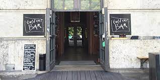 Die bar mit dem wohl geschichtsträchtigsten raum münchens ist die goldene bar. Goldene Bar