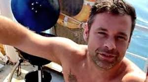 Dave, le capitaine d'un bateau belge, se suicide un mois après un accident  en mer qui avait causé la mort de son matelot Michael : « Ce n'était pas de  ta faute… »