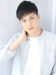 向井理 丸顔メンズ必見 向井理風の髪型で小顔ハンサム bangs バングス メンズ ヘアスタイル サッカー選手 髪型 丸顔 ヘアスタイル