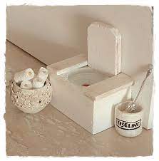 Toilet was originally a french loanword (first attested in 1540) that referred to the toilette (little cloth) draped over one's shoulders. Mini Toilet Puppenhaus Basteln Shabby