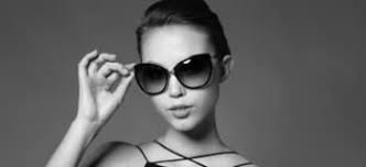 Comment choisir ses lunettes de soleil femme selon son visage. Homme Et Femme Choisir Ses Lunettes De Soleil Selon Son Visage