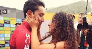 Egan bernal, el joven ciclista colombiano que está a punto de coronarse como ganador del tour de francia, celebró su victoria en la etapa 19 junto a su novia, quien no dudo de darle un gran beso de felicitaciones. Dypurqahcqajjm