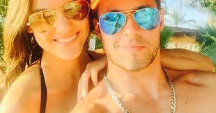 VIDEO: Eleazar Gómez lleva serenata en plena luz del día a su novia