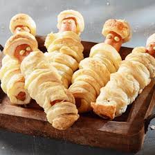 Momies Feuilletees De Saucisses D Halloween Recette Alimentation Repas Halloween Facile Idees De Collations
