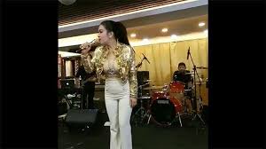 Masalah perut buncit masih belum diketahui banyak orang sehingga mereka tidak sadar apa yang dilakukannya bisa menyebabkan perut buncit. Perut Buncit Syahrini Jadi Sorotan Saat Tampil Di Medan Ucapan Inces Isyaratkan Hamil Surya