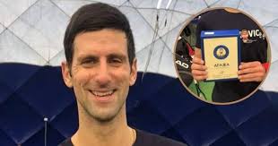 Novak nikada još ovako nije podigao pehar i: Ä'okovic Se Slikao S Rakijom Na Kojoj Je Lik Cetnickog Zlocinca Draze Mihailovica
