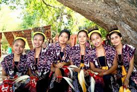 Atau hanya republik indonesia (ri) adalah negara di asia tenggara yang dilintasi garis khatulistiwa dan berada di antara daratan benua asia dan australia, serta antara samudra pasifik dan samudra hindia. 7 Pakaian Adat Ntt Serta Penjelasannya Tambah Pinter