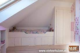 pin van marieke ruygt op thuis zolder slaapkamer op zolder kinderen kinderkamer zolder bed schuine wand