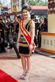 Kimberly lim, 20, was crowned as the unduk ngadau borderless for the district here recently after defeating seven other contestants vying for the same title. File Tambunan Sabah Opening Of Kaamatan 2015 15a Jpg Wikimedia Commons