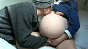 Cheating妊娠中のヨガインストラクターは、夫の上司が彼女の巨乳を再び吸うのを望んでいます 