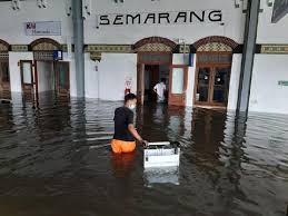 Mancing saat banjir rob menerjang tambak lorok. Yezl8zgtftynmm