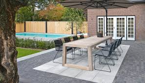Gepflasterte Landhaus Terrasse Idee Mit Sitzbereich Sonnenschutz Vor Dem Haus Pool Beispiel Terrassen Ideen Pool Sitzbereich