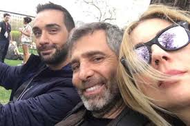 Περισσοτερα για hello.gr, θοδωρησ αθεριδησ, σμαραγδα καρυδη, φωτογραφικοσ φακοσ ακολουθήστε το hello στο google news και μάθετε πρώτοι όλα τα νέα! Celebrity Travel O Nikos Koklwnhs Sth Mosxa Me Thn Smaragda Karydh Kai Ton 8odwrh A8eridh Vipnews