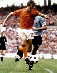 Calcio totale (totaalvoetbal in olandese) è l'espressione con cui nel calcio si definisce quello stile di gioco per cui ogni calciatore che si sposta dalla propria posizione è subito sostituito da un compagno, permettendo così alla squadra di mantenere inalterata la propria disposizione tattica. Johan Cruyff Morto Scomparso Il Profeta Del Gol Che Fu Simbolo Dell Olanda Del Calcio Totale Foto E Video Il Fatto Quotidiano