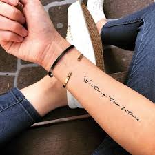 52 Tolle Ideen Und Bilder Zum Thema Tattoo Schriften Handgelenk Tattoo Schrift Oberschenkel Tattoo Schrift Handgelenk Tattoo Schrift Unterarm Frau