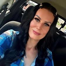 Brittany Weber (@Baesknees)