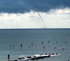 Перевод слова waterspout, американское и британское произношение, транскрипция, словосочетания, примеры использования. What Is A Water Spout And Are They Dangerous Walterboro Live