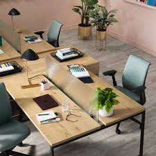 Anda sedang mencari contoh desain dan setting kantor yang minimali untuk menyiasati luas ruang di rumah anda? Desain Interior Kantor Modern Bikin Betah Dan Produktif Voire Project