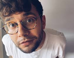 Ismael Ramos: “Lixeiro busca abrazar a vida a toda costa, pero tamén fala  dunha xeración en crise, dunha identidade en crise”