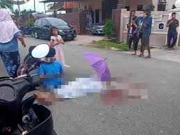 Mahkamah majistret, di johor bahru hari ini, melepas dan membebaskan seorang jurujual wanita, daripada tuduhan memandu secara melulu sehingga. Budak Jatuh Basikal Maut Dilanggar Lori
