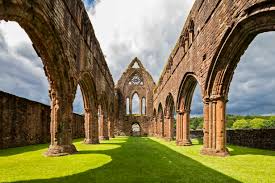 Dumfries is one of them, but before its residents fill my pockets with red sandstone and hurl me into. Vereinigtes Konigreich Schottland Dumfries And Galloway Sweetheart Abbey Stockfoto