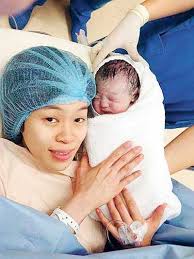 WELCOME: Datin Wong Mew Choo, wife of badminton world number one Datuk Lee Chong Wei with her newborn baby boy at the Gleneagles Hospital Kuala Lumpur. - T10027