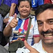 Quantos de vocês podem dizer que já apareceram na televisão tailandesa! Hã?