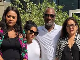 Veteran actress neena gupta recently interacted with kareena kapoor khan on social media and spoke about loneliness and relationships. Neena Gupta Reveals Why She Didn T Stop Masaba Gupta From Maintaining Her Relationship With Vivian Richards Ibtimes India