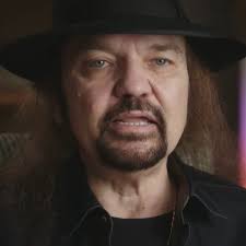 Há 1 ano, Gary Rossington nos deixava. O guitarrista do Lynyrd Skynyrd  morreu em 5 de março de 2023, aos 71 anos. A causa não foi divulgada.  Participou de todas as formações