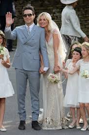 Da monica, deren aktuelles date nicht in einer beziehung endet, ein zimmer frei hat, kann rachel bei ihr wohnen. Behati Prinsloo Kate Moss And Lily Aldridge And 7 Other Supermodels Who Married Rock Stars Hochzeitsfeier Ideen Braut Hochzeitskleid
