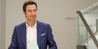Difficile voire impossible de trouver un responsable lr pour défendre les propos du numéro 2 du parti, guillaume peltier, qui dimanche sur rtl a proposé « le rétablissement de la cour de sûreté » en matière antiterroriste qui « pourrait placer en rétention de sûreté » des individus radicalisés sans possibilité d'appel croit savoir le parisien. Ujwjwlx3e2sexm