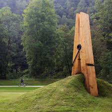 Montre En Bois Haut De Gamme In 2020 Urban Art Installation Installation Art Garden Art Sculptures