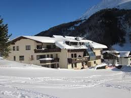 G ich lass' dass nicht zu, nehm' meine feder und fang' an chorus c f ich fang' an dieses haus wieder aufzubauen am koste es, was es will g stein für stein, bis das fundament dann wieder steht c f ich fang' an diese mauern wieder aufzubauen am koste es was es will g reim für reim, bis mein haus dann. Haus Am Fang Sankt Anton Am Arlberg 29 Empfehlungen