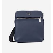 Découvrez la collection de sac bandouliere armani jeans sur spartoo ✓ livraison gratuite, retour offert ► commandez au meilleur prix vos sac bandouliere armani jeans avec spartoo ! Sac Bandouliere Emporio Armani Bleu Emporio Armani Pochette Sacoche Homme
