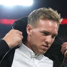 Nagelsmann played for augsburg and 1860 munich at youth level, and was the captain of munich's u17 team. Julian Nagelsmann Hoffenheim Coach Macht Gestandnis Gezupfte Augenbrauen Make Up Und Kragennadel Fc Bayern