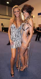 Dolly Buster pflegt ihr Porno-Image Sex Porno Queen Venus